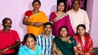 नीट में सफलता प्राप्त करने वाले आर्यन सिन्हा एवं ईशा सिन्हा अपने परिवार के साथ।