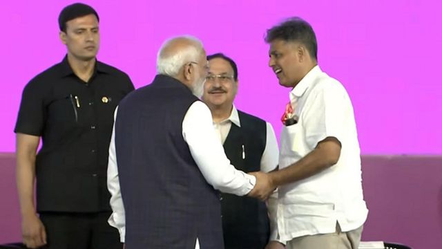 क्या है मोदी-तिवारी की मुलाकात का संदेश? मंच पर दिखी नजदीकी से बढ़ी चर्चाएं, चंडीगढ़ की राजनीति में बदलाव के कयास
