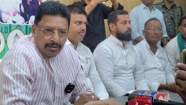 'मैं CM से मिला, PM से भी मिलूंगा...': RJD छोड़ने की अटकलों पर क्या बोले औरंगाबाद MP अभय कुशवाहा?
