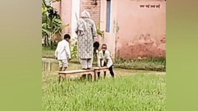 मैडम के पैर में न लगे कीचड़, बच्चे बेंच रखकर बनाते हैं रास्ता; अररिया का वीडियो वायरल
