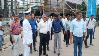 जसीडीह रेलवे स्टेशन परिसर का जायजा लेते आसनसोल के डीआरएम साैरभ माैर्य और साथ में अन्य। (फोटो जागरण)