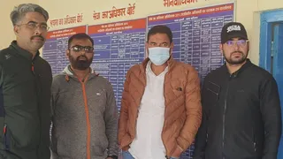 चमोली के बदरीनाथ थाने में चढ़ावा चोरी मामले में गिरफ्तार सेवानिवृत्ति मंदिर अधिकारी राजेंद्र चौहान (बायें से तीसरे)। फोटो- साभार-एसआइटी