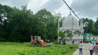 अगले सप्ताह नमाज हो सके इसके लिए प्रशासन ने द्वारा उपलब्ध कराई जमीन अभी से सफाई करवाई जा रही है(फाइल फोटो)