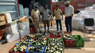 बक्सर में शराब की तीसरी बड़ी खेप पकड़ी गई, कंटेनर से तीन हजार लीटर शराब जब्त