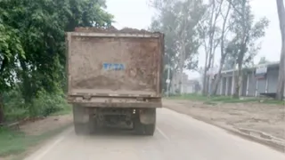 दौड़ रहे बिना नंबर प्लेट लगे खनन के वाहन। जागरण