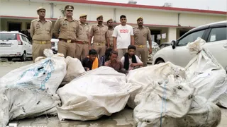 पुलिस द्वारा पकड़े गए चोरी की बाइकों को काटने के आरोपित। जागरण