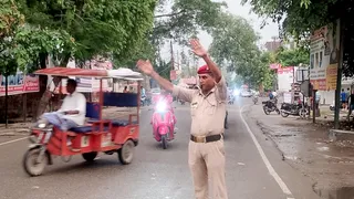 पीलीभीत के गौहनिया चौराहा पर हाथ हिलता और सीटी बजाते हुए गार्ड। जागरण
