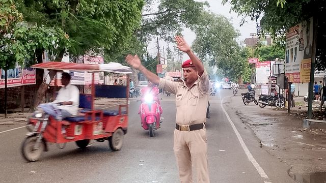 स्मार्ट सिटी के दौर में 'हाथ और सीटी' के भरोसे पीलीभीत; 30 हजार गाड़ियां और ट्रैफिक सिस्टम का ये हाल
