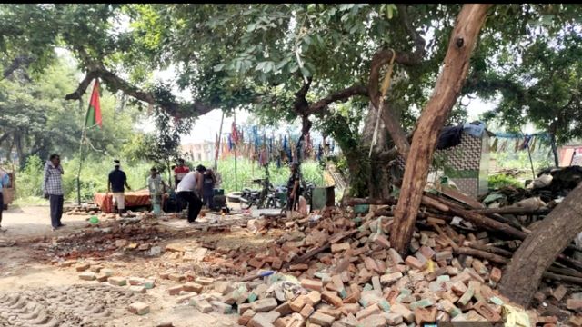 मुरादाबाद में चांद शाह बाबा की मजार पर गरजा बुलडोजर; हाईवे की सरकारी जमीन पर था कब्जा, प्रशासन ने दी सख्त चेतावनी
