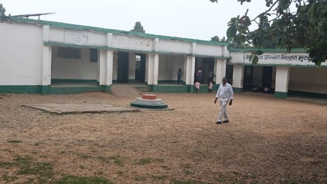 चतरा के 42 सरकारी स्कूलों में बाउंड्री नहीं, मवेशियों और असामाजिक तत्वों का लगा रहता है डेरा
