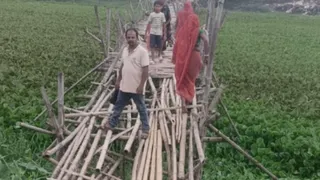 रैहपुरा का जर्जर चचरी पुल। सौ. ग्रामीण।