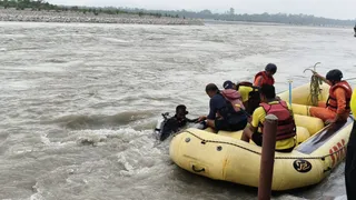 गंगा में सर्च ऑपरेशन चलाती रेस्क्यू टीम।