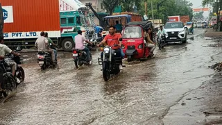एटा में शुक्रवार को हुई बारिश के बाद जलमग्न सड़क।