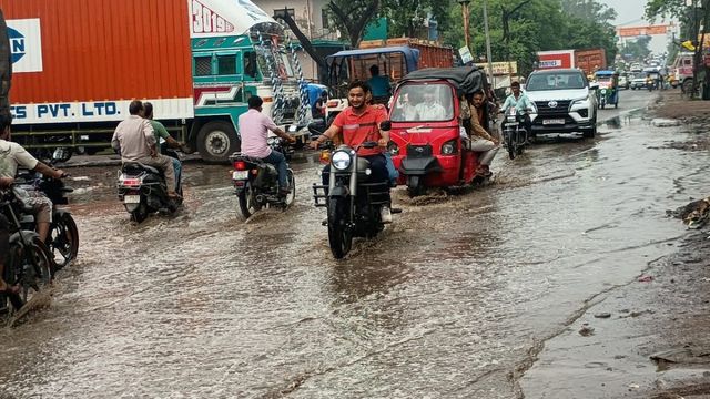 Etah Weather: झूम झूमकर बरसे मेघ, भीषण उमस से मिली हल्की राहत; तापमान में आई गिरावट

