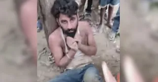 आरोपित को बांधकर पीटते ग्रामीण। वीडियो ग्रैब