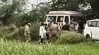 घायल बदमाशों को अस्पताल ले जाती पुलिस।