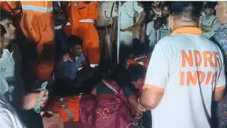 बच्चे से बात करती मां। (जागरण)