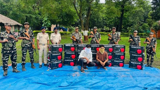 भारतीय सीमा पर एक्शन: ड्रग्स व लाखों के पाक और नेपाली करेंसी के बाद प्रतिबंधित चाइनीज सेब की बड़ी खेप जब्त
