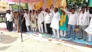 मांगों के समर्थन में आवाज बुलंद करते आंदोलनकारी। जागरण