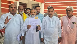 चुनाव आयोग को ज्ञापन देने पहुंचे जन सुराज के प्रदेश अध्यक्ष मनेाज भारती।