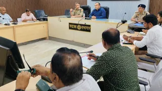 कासगंज में होटल और ढाबा संचालकों को निर्देश देते डीएम प्रणय सिंह व एसपी ओपी सिंह।