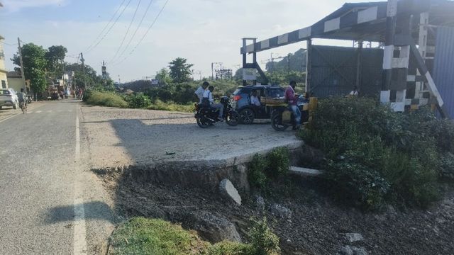 कटिहार: निर्माण के 6 महीने में अंडरपास का एप्रोच पथ टूटा, जिम्मेदार बेखबर; दुर्घटना का खतरा बढ़ा
