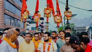 मां डाट काली मनोकामना सिद्धपीठ मंदिर के वार्षिकाेत्सव महोत्सव को लेकर पवित्र झंडों की नगर परिक्रमा में शामिल सेवादार और भक्तगण।