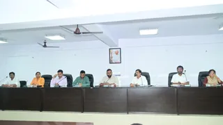 बैठक को संबोधित करते जिलाधिकारी सौरभ सुमन यादव। सौजन्य: जिला प्रशासन