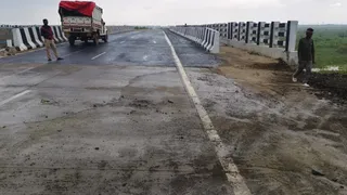कहीं सड़क धंसी, कहीं पुल में दरार; गुणवत्ता पर उठे सवाल