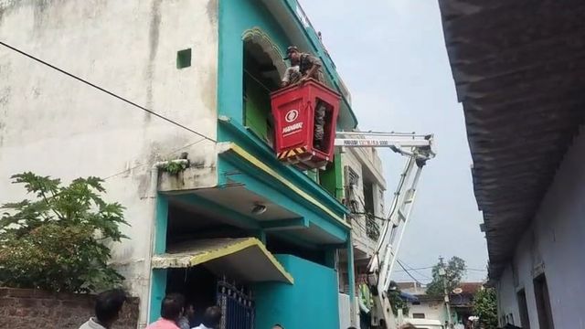 दरवाजा नहीं खुला तो क्रेन मंगाकर आरोपित के घर घुसी NIA की टीम, लोहरदगा में घंटों चली तलाशी