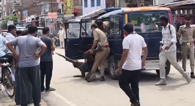 रायबरेली में चलती पुलिस गाड़ी से कूदा ट्रक ड्राइवर, चालक बोला- वाहन के अंदर पुलिसकर्मियों ने पीटा
