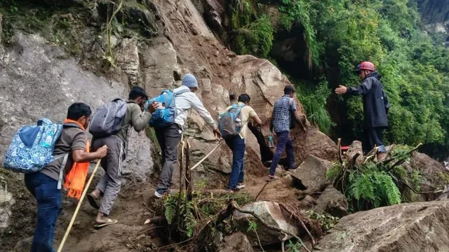 रुद्रप्रयाग में केदारनाथ पैदल मार्ग शुक्रवार को छौड़ी के पास भूस्खलन होने से छह घंटे बाधित रहा। दोपहर बाद मलबे को साफ कर यात्रियों को पुलिस व एसडीआरएफ की मदद से रास्ता पार कराया गया। फोटो- साभार- जिला आपदा प्रबंधन प्राधिकरण