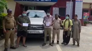 पुलिस द्वारा गिरफ्तार आरोपित।