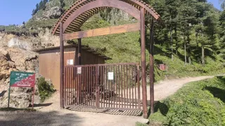 लोखंडी के पास पर्यटन स्थल मोइला टाप बुधेर मार्ग पर वन विभाग ने चेतावनी सूचना चस्पा कर पर्यटकों की एंट्री बंद कर दी। ग्रामीण