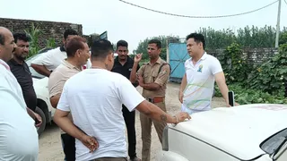 घटना के संबंध में बुजुर्ग महिला व परिजनों से जानकारी लेते केलाखेड़ा थानाध्यक्ष मनीष खत्री। जागरण