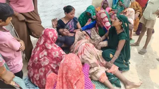 कौशांबी में युवक की करंट से मौत के बाद गमगीन परिवार के लोग।जागरण