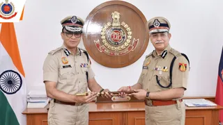 अनुराग कुमार को बेटन सौंप कर चार्ज देते सतीश गोलछा। सौ. दिल्ली पुलिस