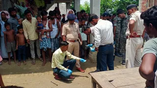 मामले की जांच करती पुलिस