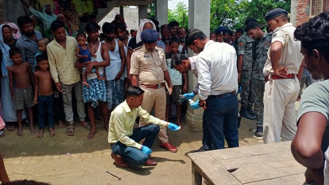 अररिया में धारदार हथियार से सिर पर वार कर युवक को उतारा मौत के घाट, सड़क पर खून से लथपथ मिला शव
