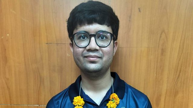 दादी की मौत के बाद कैंसर विशेषज्ञ बनने का संकल्प, भाई के हौसले से रचा इतिहास; NEET-UG 2026 के टॉपर बने आर्यन गुप्ता