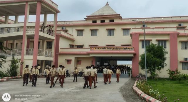 बस्ती में मंत्री जी की नहीं मानी बात, छिन गई प्रधानाचार्य की कुर्सी
