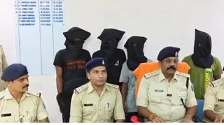 जमशेदपुर में आयोजित प्रेस वार्ता में जानकारी देते पुलिस पदाधिकारी व पीछे खड़े नकाबपोश बदमाश।