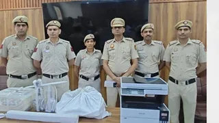 नकली करेंसी गिरोह से बरामद नकली नोट, प्रिंटर, लैपटाप व अन्य सामान।