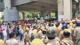 ग्रेटर नोएडा प्राधिकरण के बाहर किसानों प्रदर्शन। जागरण