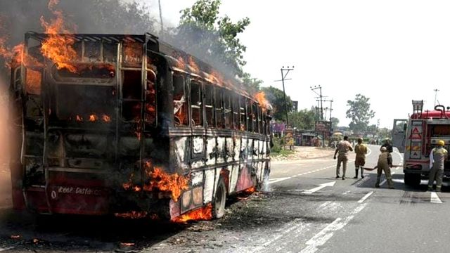 मुजफ्फरनगर में दिल्ली-देहरादून हाइवे पर चलती रोडवेज बस में लगी आग, बाल-बाल बची 45 यात्रियों की जान