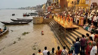 वाराणसी में गंगा का जलस्तर बढ़ा, काशी विश्वनाथ धाम आरती का स्थान बदला। (AI Image)