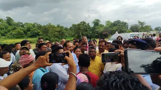 सांसद-विधायक को ग्रामीणों ने घेरा