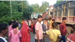 घटनास्थल पर लगी लोगों की भीड़। जागरण