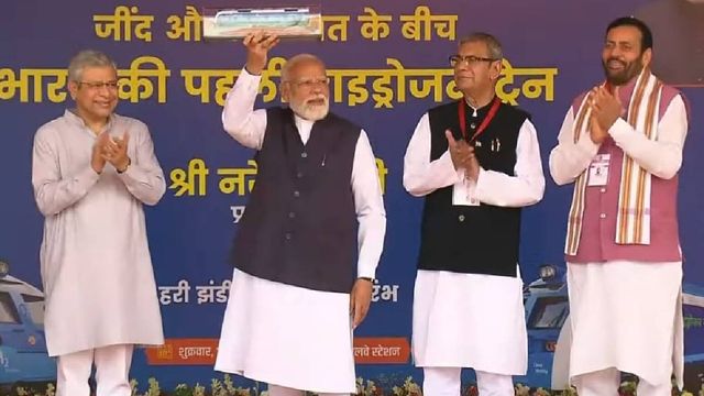 'दिल्ली तक दौड़ेगी हाइड्रोजन ट्रेन', जींद में उद्घाटन के बाद रेल मंत्री बोले- इस रूट पर तेजी से चल रही टेस्टिंग 

