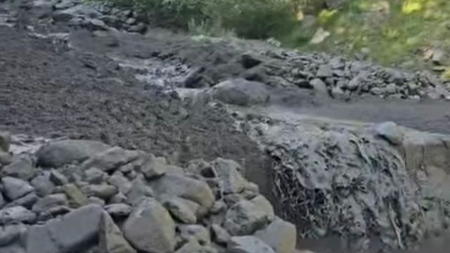 हिमाचल: कुल्लू के तोजिंग नाले में आई बाढ़, चार घंटों बंद रहा तांदी संसारी मार्ग